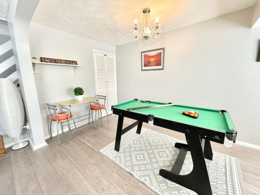 Biliardový stôl v ubytovaní Ashford 3 Bedroom house with parking central area, private garden