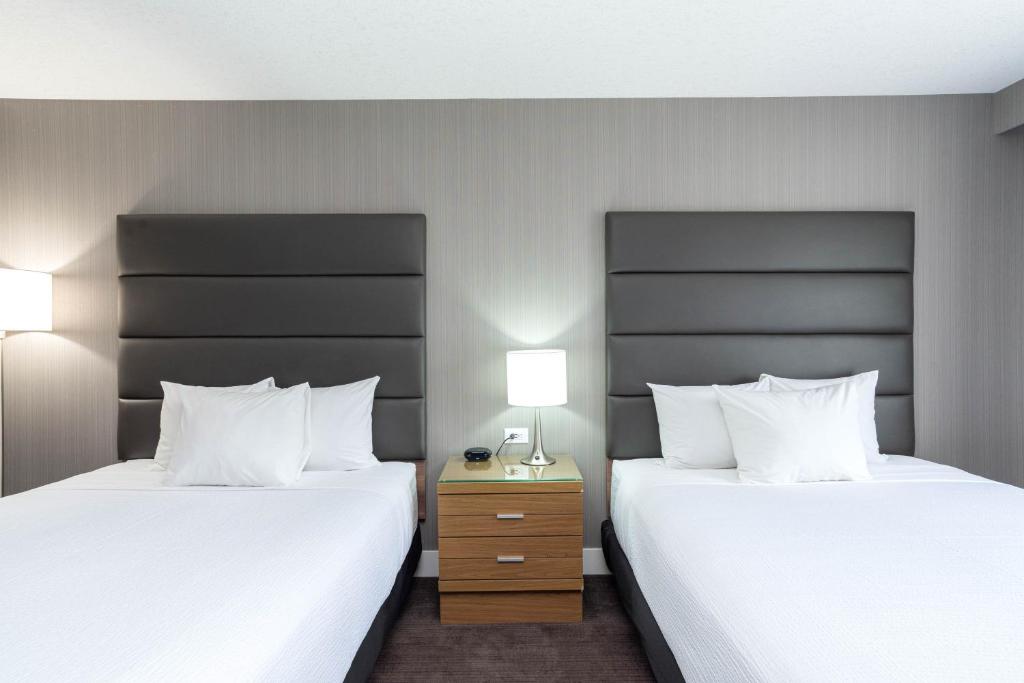 Postel nebo postele na pokoji v ubytování Sandman Hotel Grande Prairie