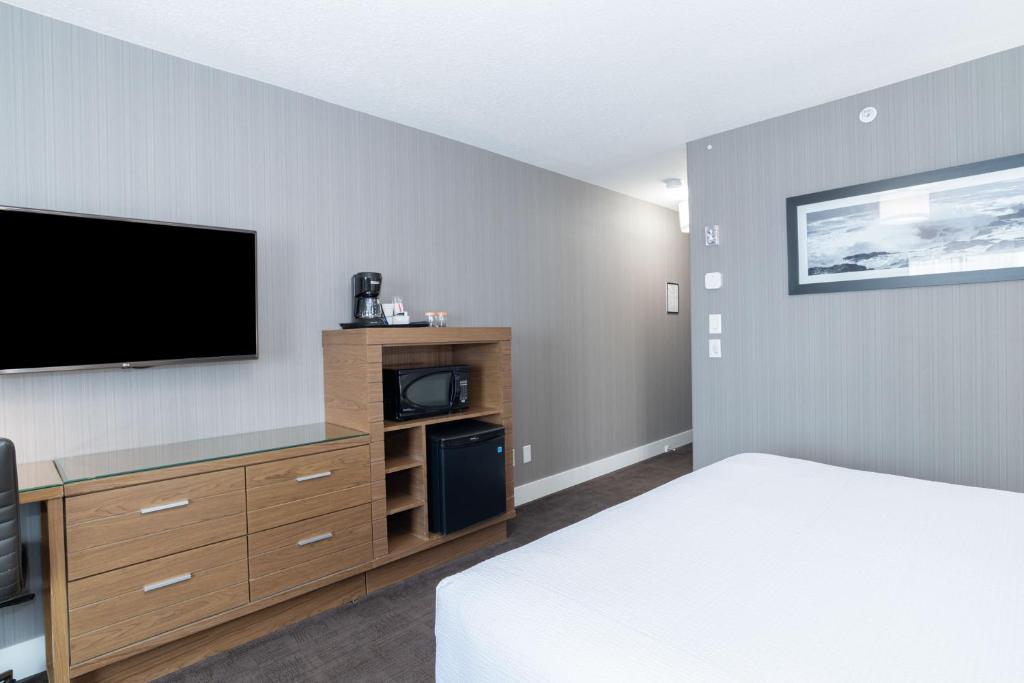 TV a/nebo společenská místnost v ubytování Sandman Hotel Grande Prairie