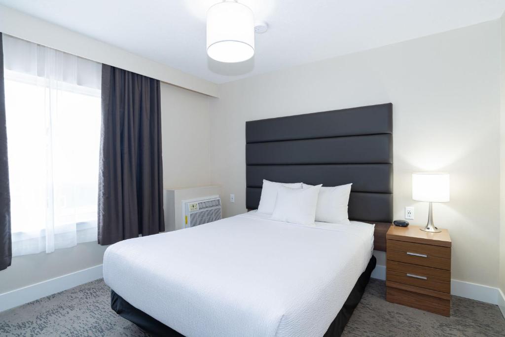 Postel nebo postele na pokoji v ubytování Sandman Hotel Grande Prairie
