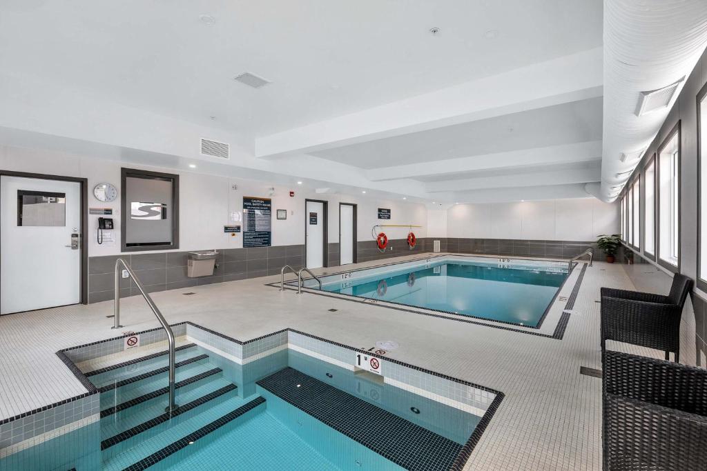 Bazén v ubytování Sandman Hotel Grande Prairie nebo v jeho okolí