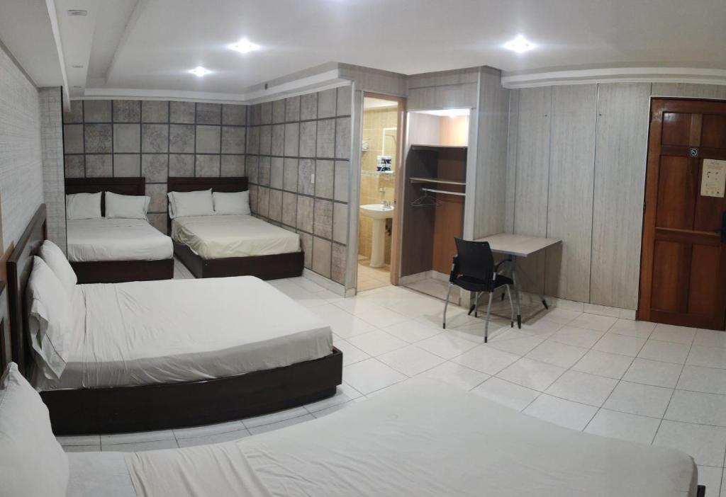 Postel nebo postele na pokoji v ubytování HOTEL SAN THOMAS INN