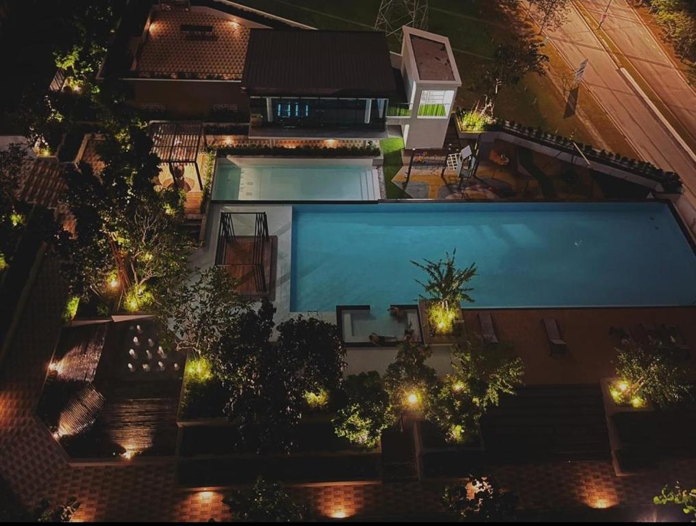 - une vue de tête sur une maison avec une piscine la nuit dans l'établissement Shah alam,subang airport,elmina, à Shah Alam