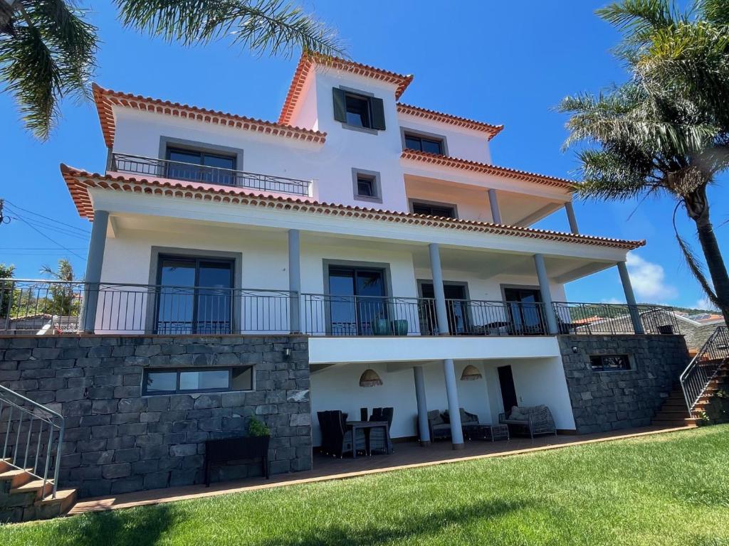 uma vista para a villa a partir do jardim em Casa do Mundo Madeira em Gaula