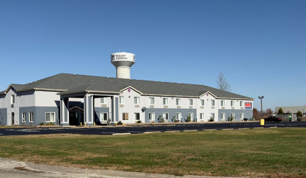 un gran edificio blanco con una torre de agua en la parte superior en FairBridge Inn Express Mount Vernon, en Mount Vernon