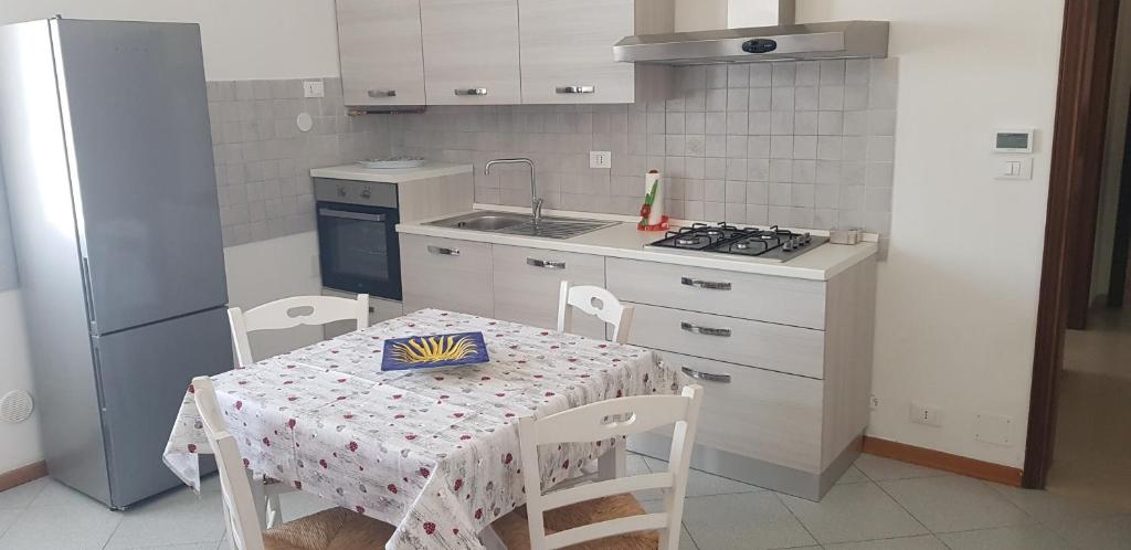 伊莫拉的住宿－Casa frà i Pini，厨房配有桌子、水槽和炉灶。