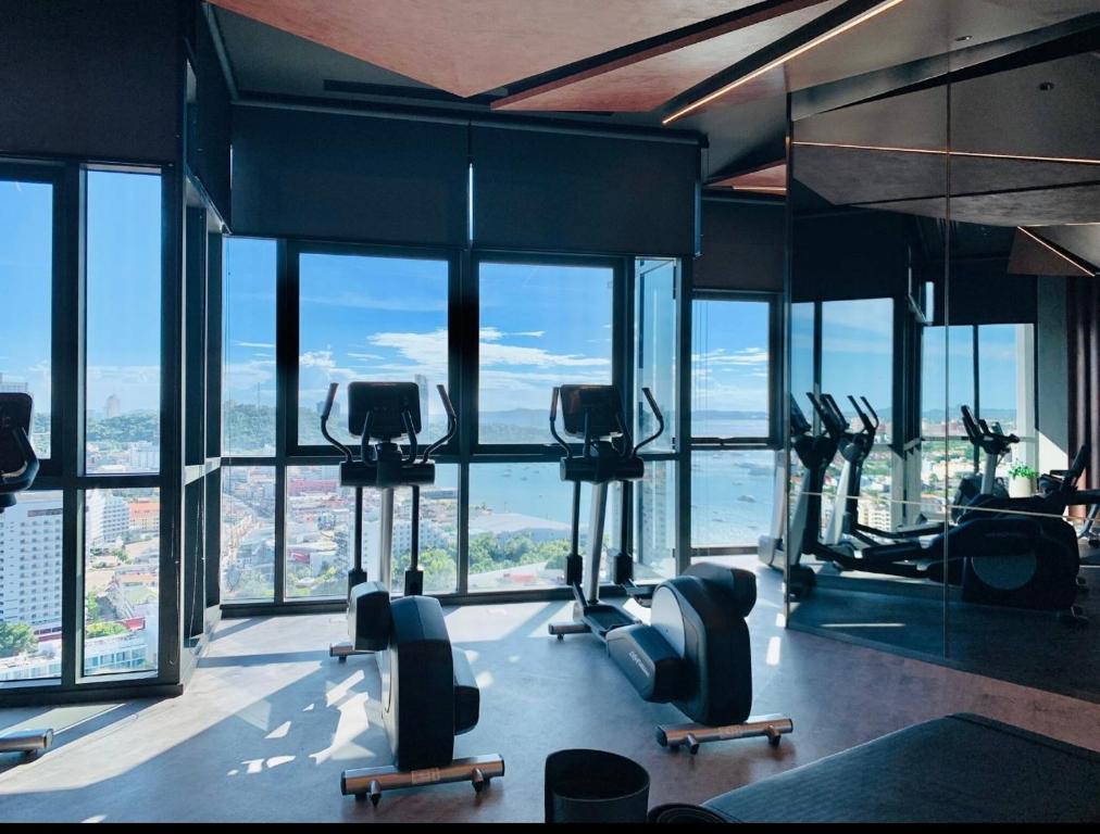 Fitness centrum a/nebo fitness zařízení v ubytování 503 Edge芭提雅25层正海景大二房二厅二卫, 沙滩+步行街+购物中心
