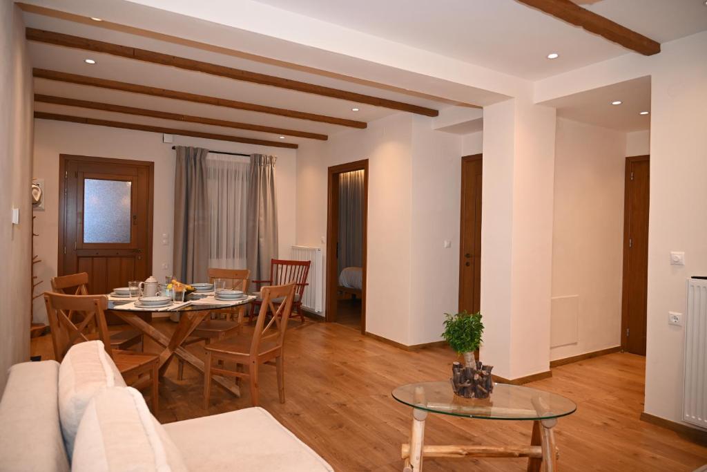 - un salon avec une table et un canapé dans l'établissement Primula, à Metsovo