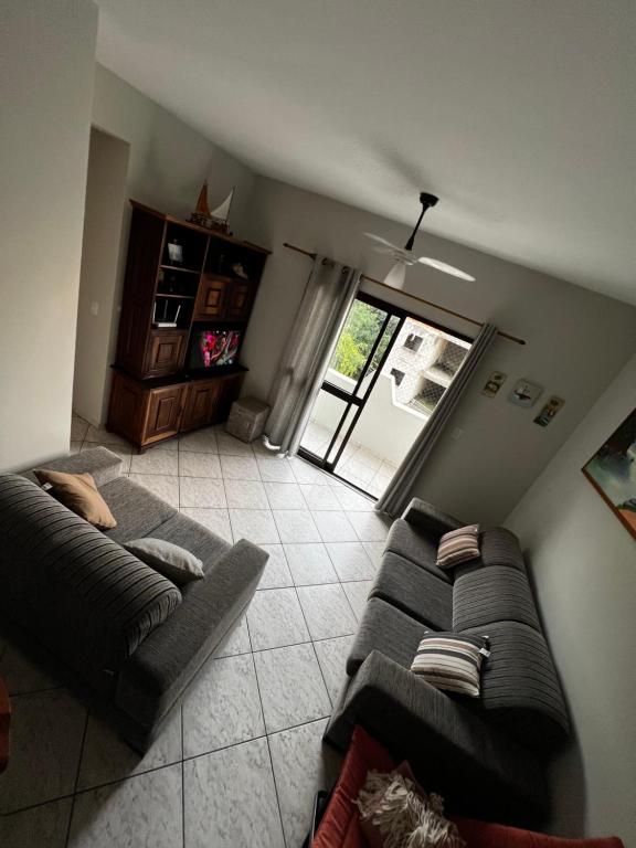 an overhead view of a living room with a couch at Apto Espaçoso no Centro de Ubatuba - 3 quartos, 2 vaga garagem,2 banheiros,Cozinha Completa in Ubatuba