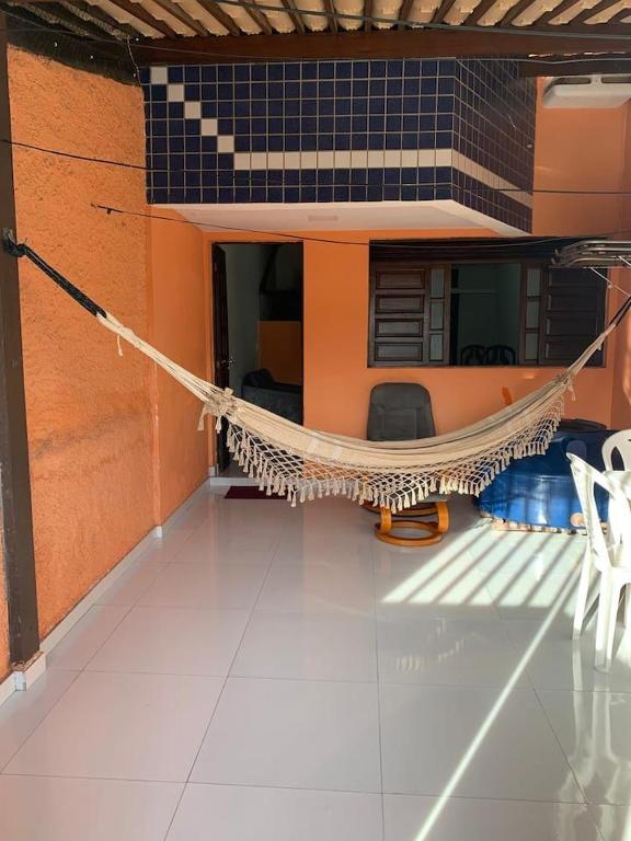 a hammock in the middle of a room at Apartamento na Praia do Francês AL in Praia do Frances