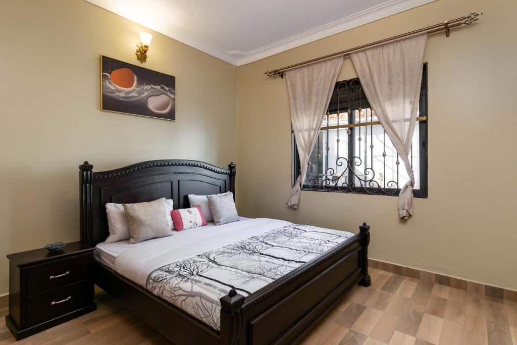 Posteľ alebo postele v izbe v ubytovaní Delightful house Kampala Entebbe