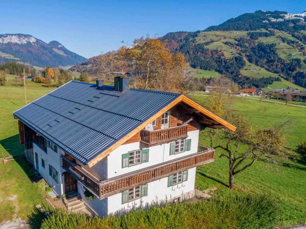 uma vista superior de uma casa com telhado solar em Landhaus Platzl em Hopfgarten im Brixental