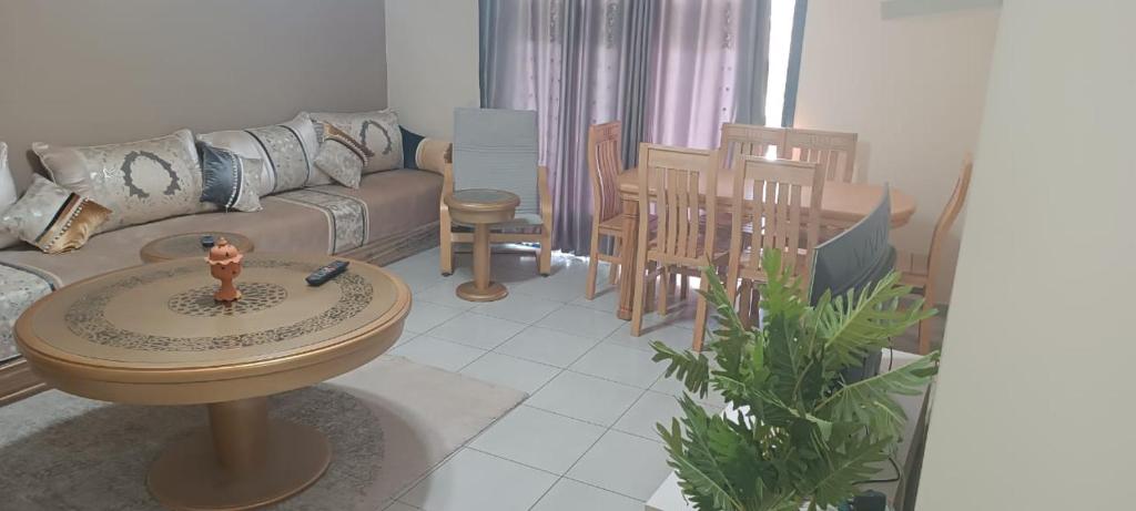 أكادير في Zemmour Touirza: غرفة معيشة مع أريكة وطاولة وكراسي