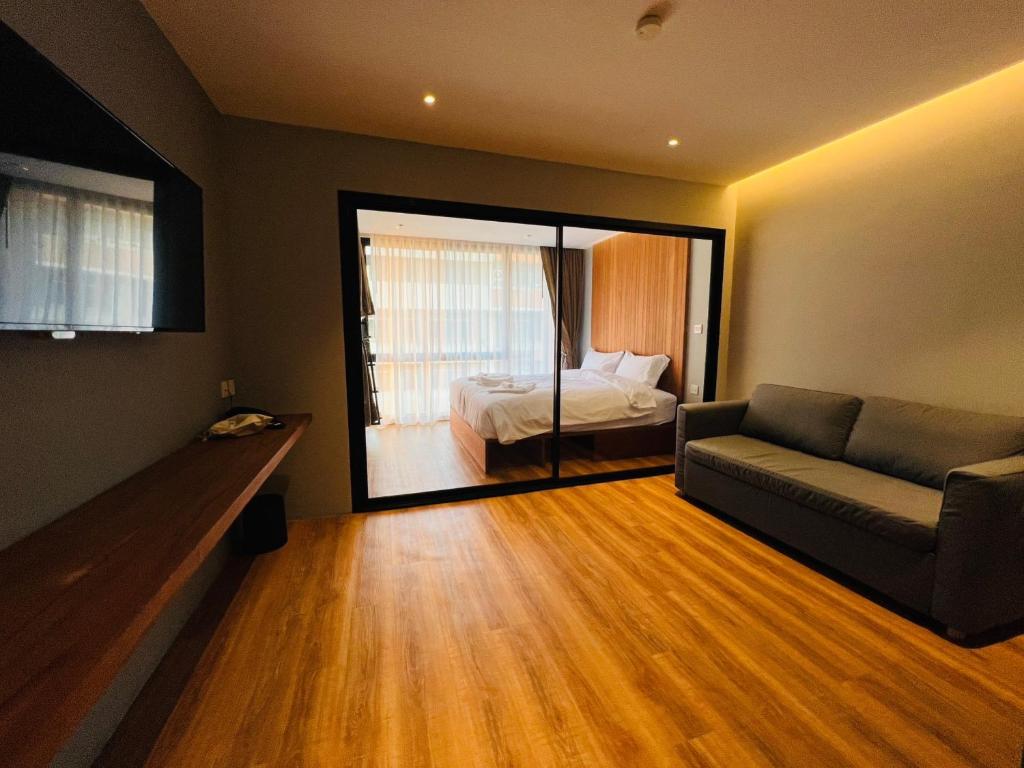 Postel nebo postele na pokoji v ubytování Woodstory Boutique Hotel