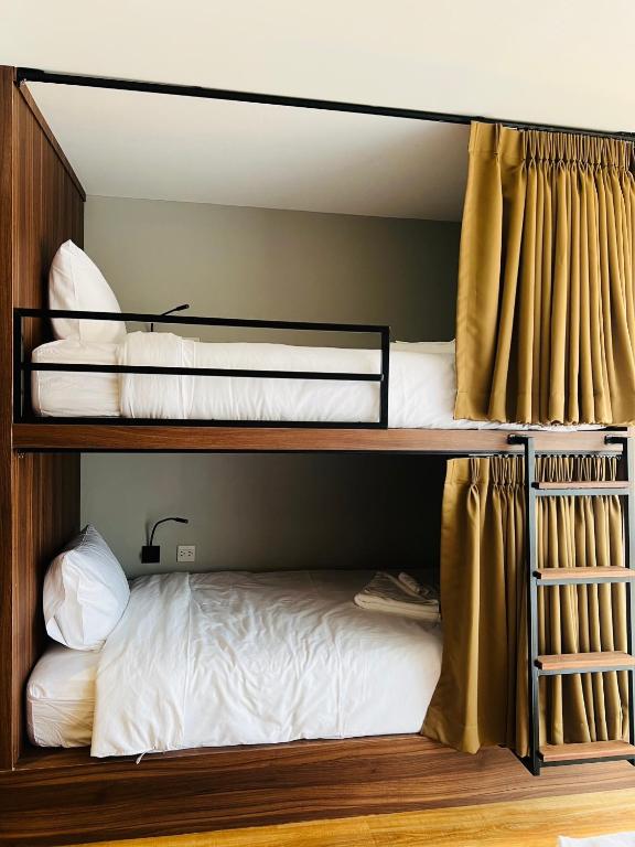 Postel nebo postele na pokoji v ubytování Woodstory Boutique Hotel
