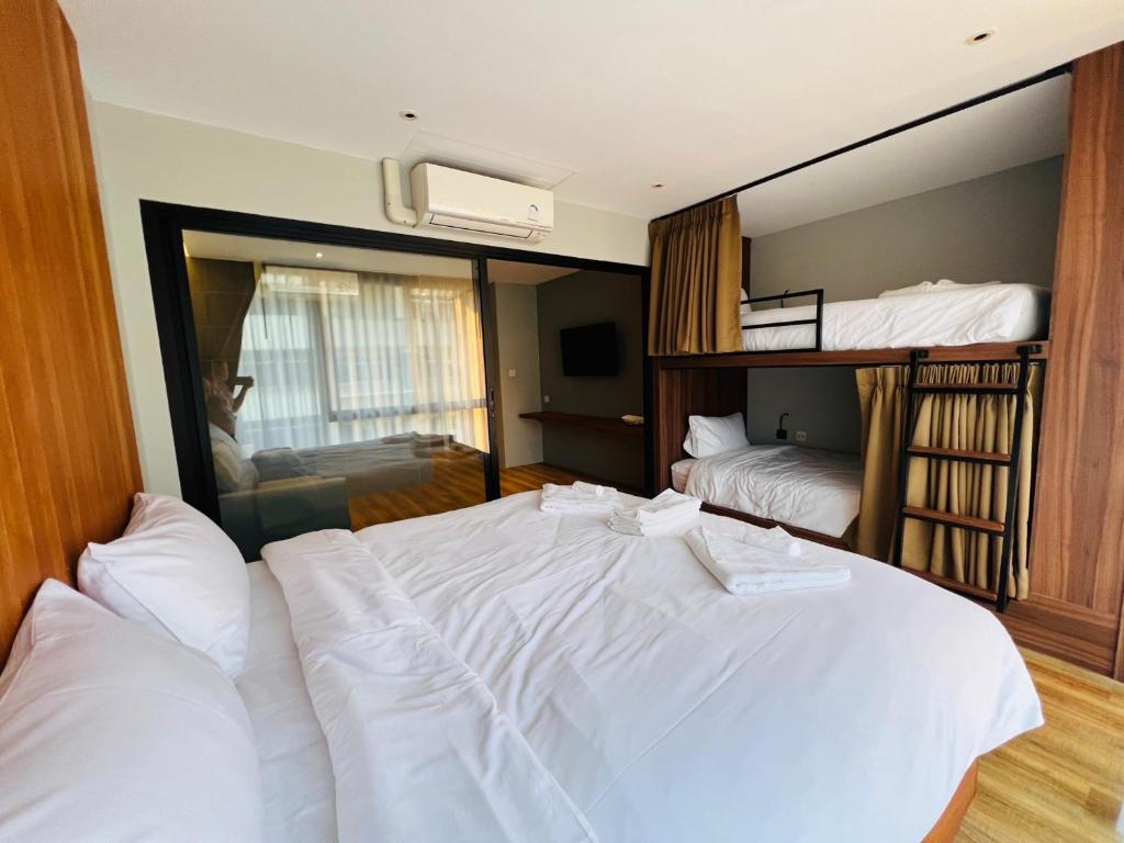 Postel nebo postele na pokoji v ubytování Woodstory Boutique Hotel