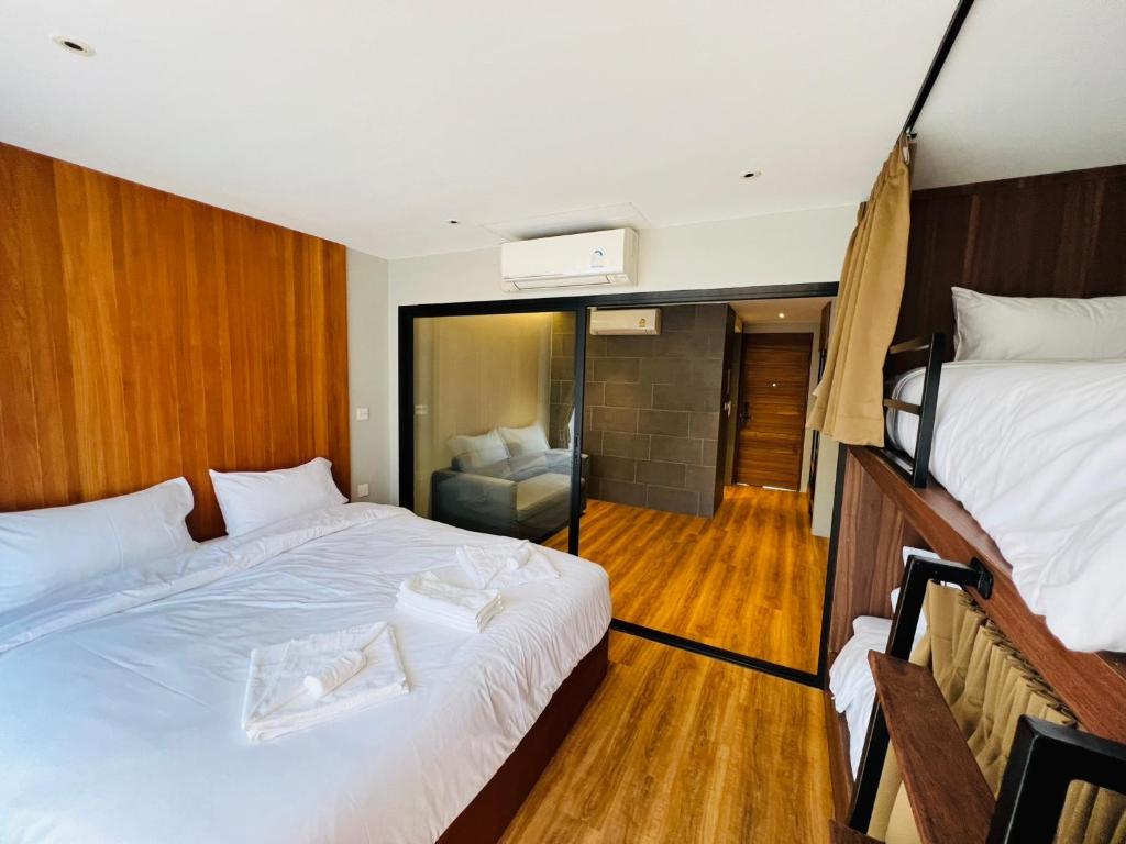Postel nebo postele na pokoji v ubytování Woodstory Boutique Hotel