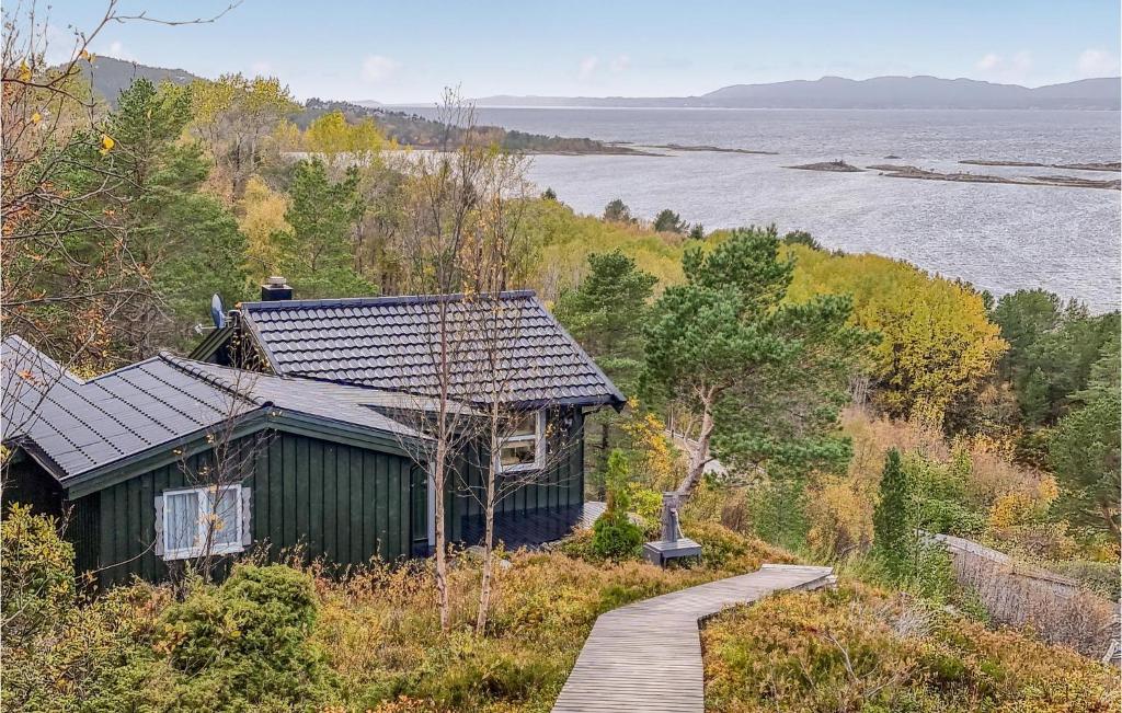 Cozy Home In Kjrsvikbugen With Wifi : مبنى على تلة مع ممشى بجوار بحيرة