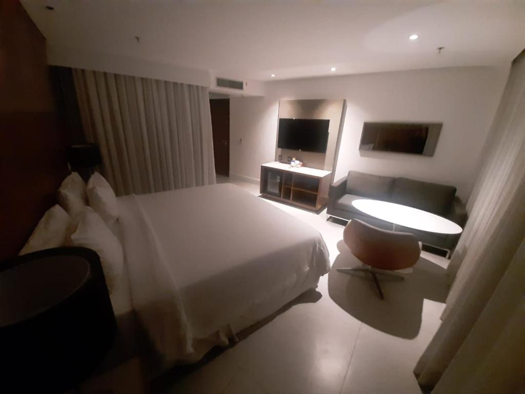 Habitación de hotel con cama grande y sofá en Hotel Nacional en Río de Janeiro