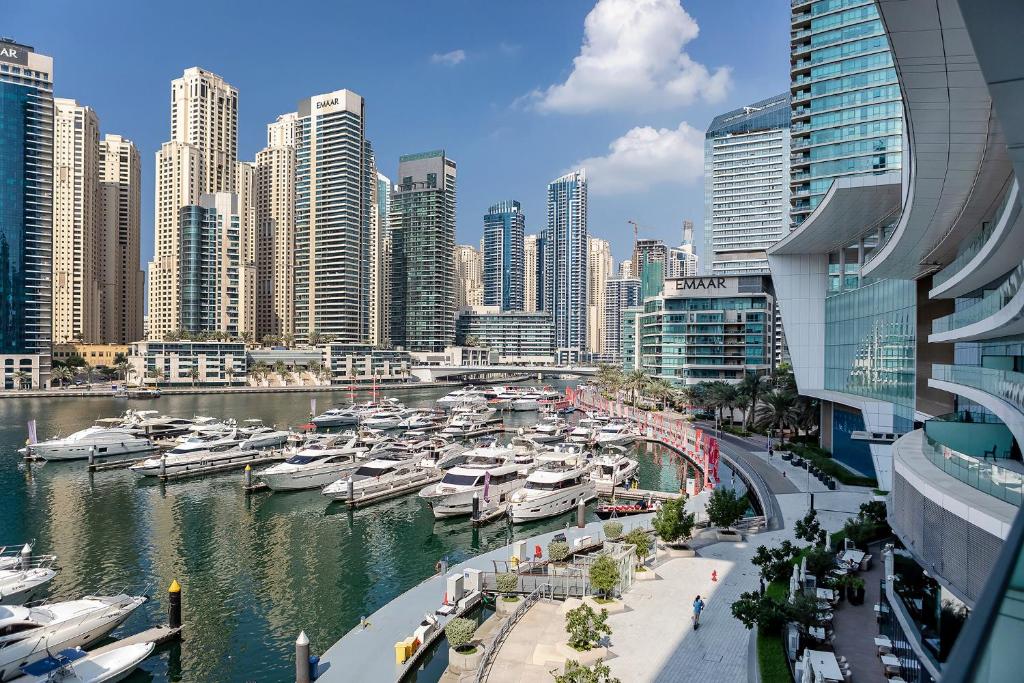 Nespecifikovaný výhled na destinaci Dubaj nebo výhled na město při pohledu z apartmánu