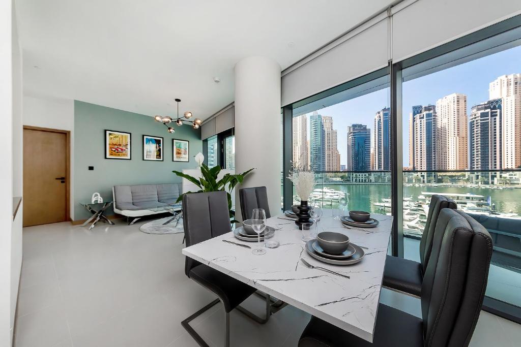 Posezení v ubytování Luxurious 2BR apt with panoramic Marina view