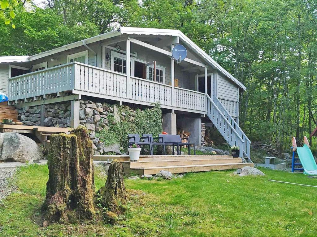 une grande maison avec une terrasse couverte et une terrasse dans l'établissement Holiday home GJESDAL, à Berge