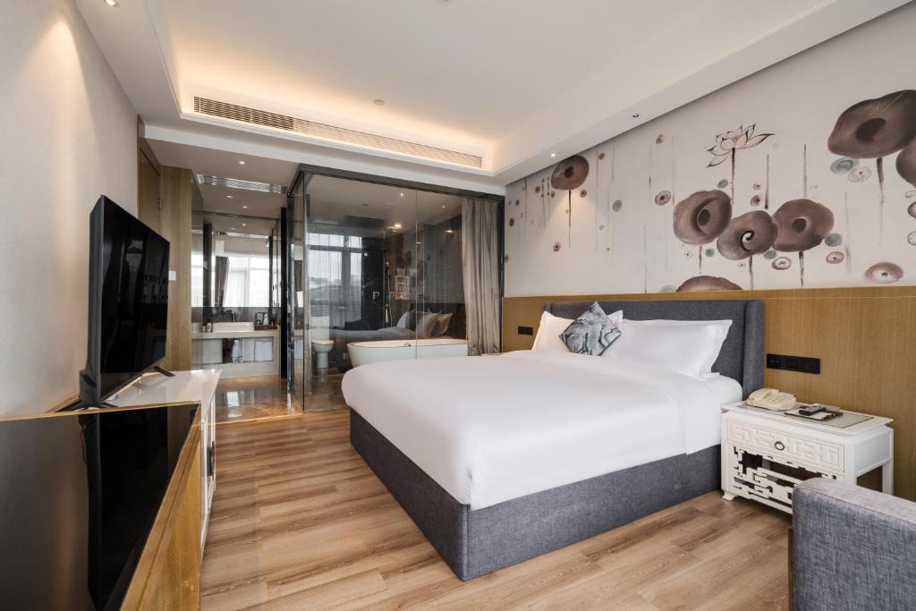 TV a/nebo společenská místnost v ubytování Paco Hotel Shuiyin Road Guangzhou-Free bus Canton Fair