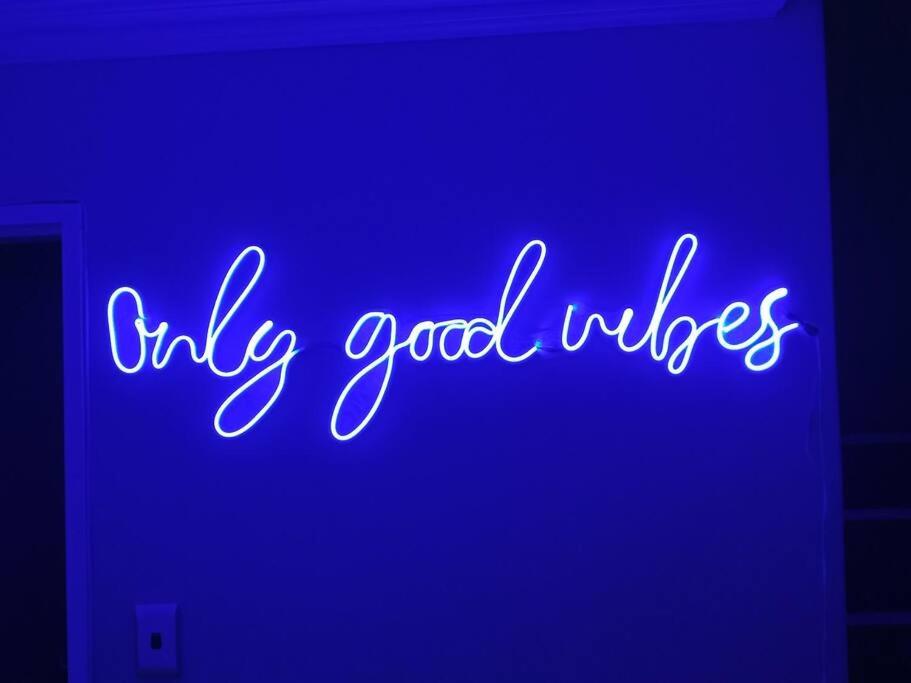 ein Neonschild, das nur gute Wünsche liest in der Unterkunft R & E Good vibes in Kapstadt