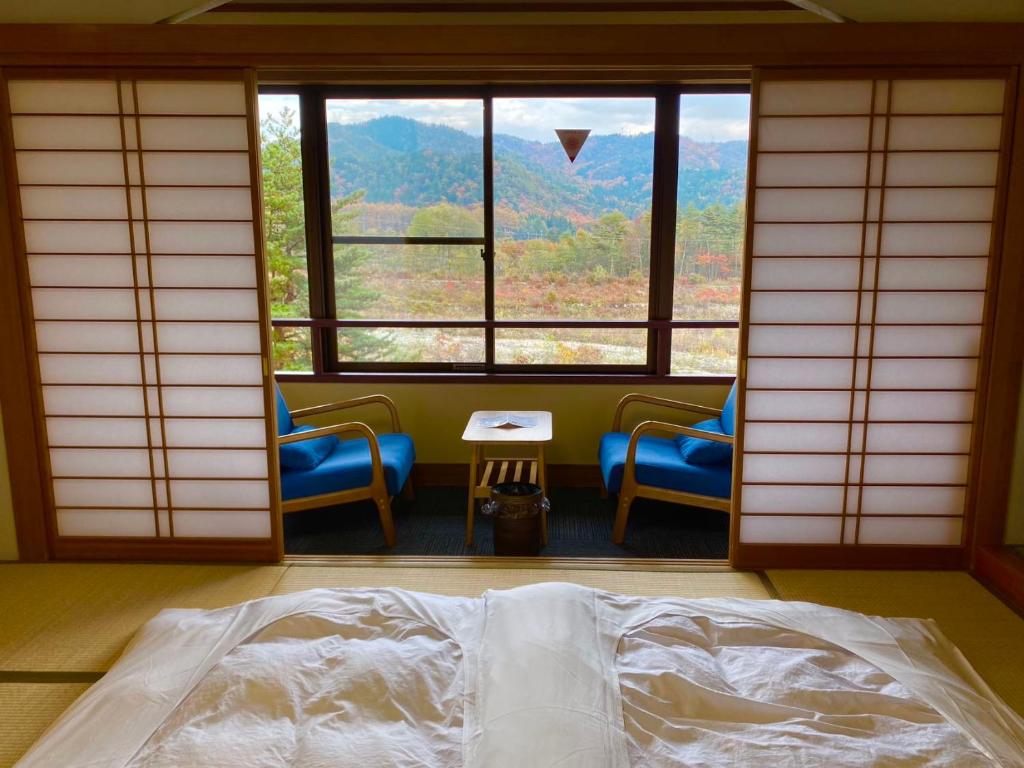 Postel nebo postele na pokoji v ubytování Kurobe Sunvalley Hotel