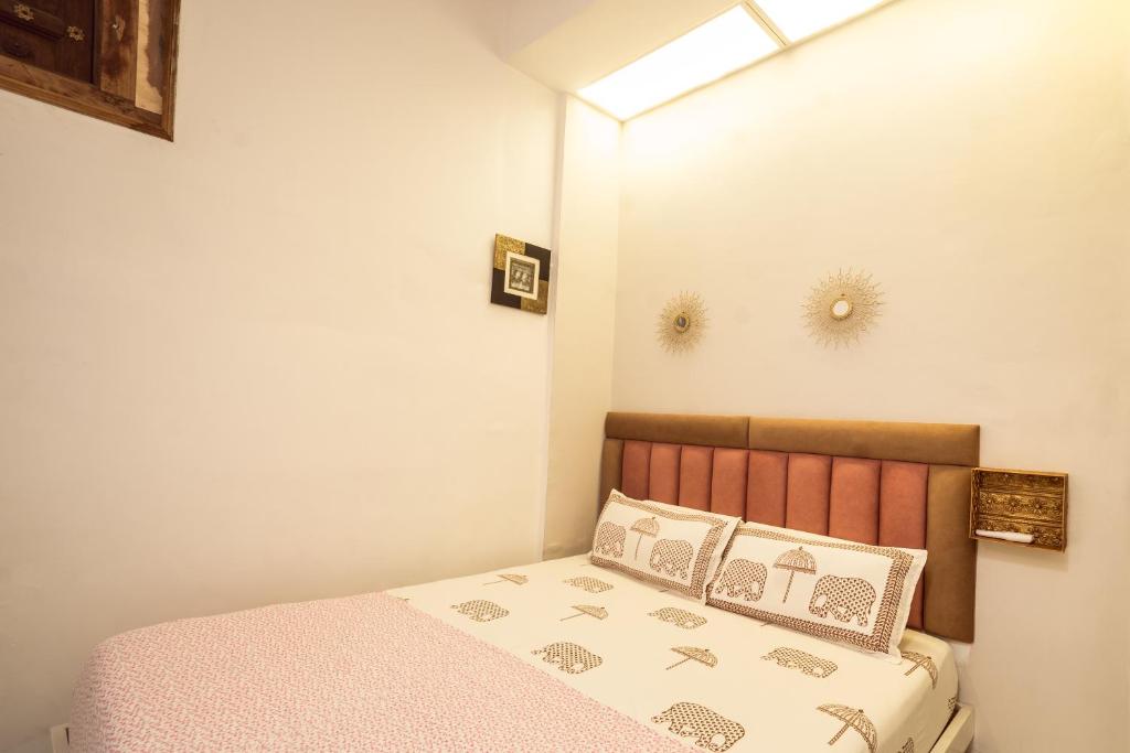 Una cama o camas en una habitación de Le Fort Homestay