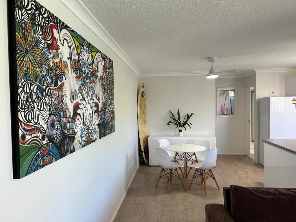 uma sala de estar com uma grande pintura na parede em Kirra Beach Unit em Gold Coast