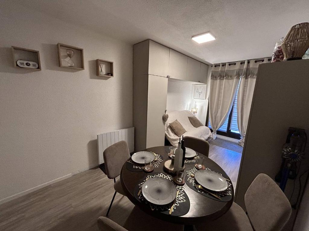 a dining room with a table and chairs in a room at Studio Bolquère-Pyrénées 2000, 1 pièce, 4 personnes - FR-1-592-64 in Font-Romeu