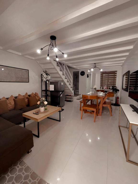 The Doll House 2.0 - Maison De Deux Chambres