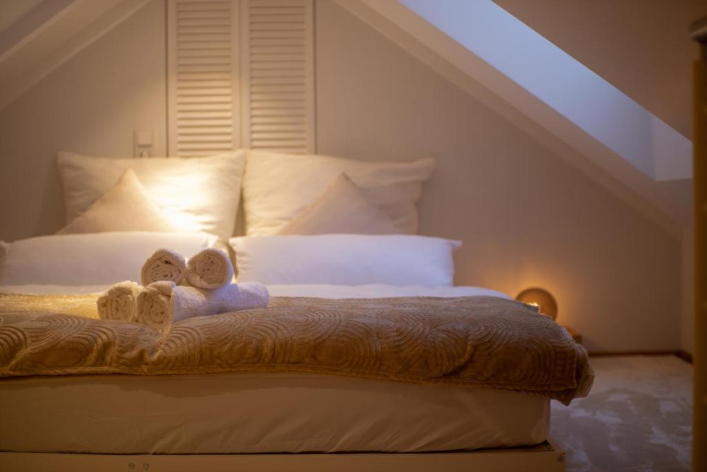 een slaapkamer met een bed met twee teddyberen erop bij Ruhe, Romantik und Ruhrgebiet vereint für Zwei in Schwerte