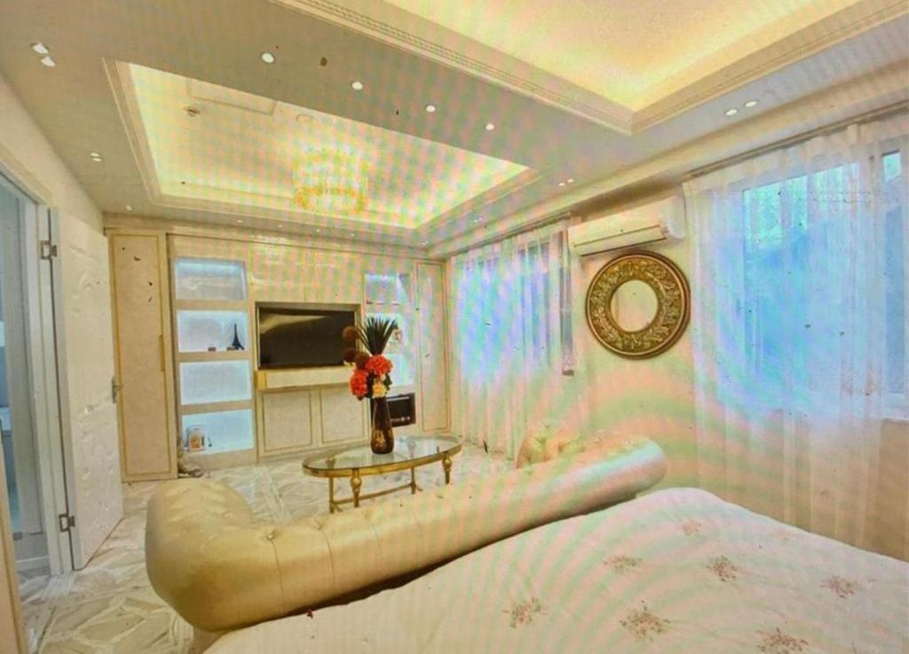 1 dormitorio con 1 cama grande y 1 mesa en Reimi Mondo201, en Tokio