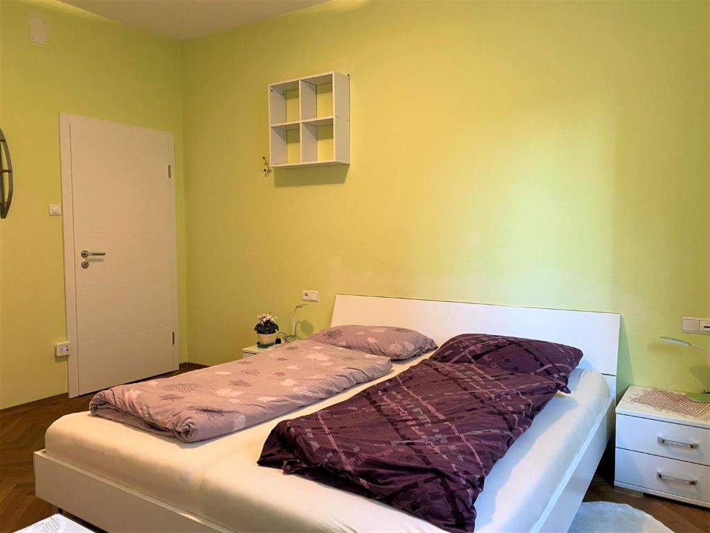 a small bed in a room with green walls at Bozen Mitte in Bolzano