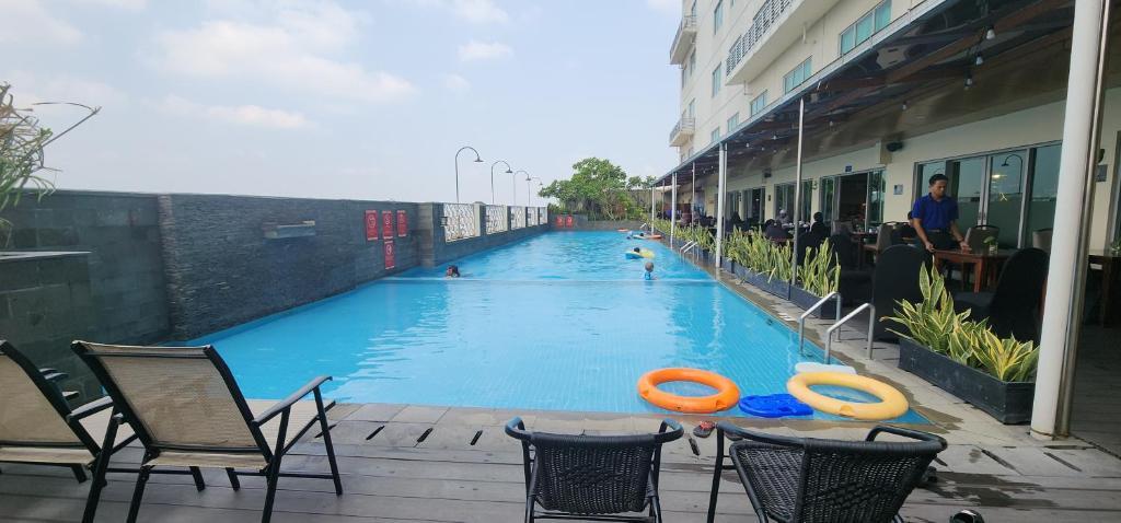 a swimming pool in a building with people swimming in it at Apartemen Solo Center Point in Bonorejo