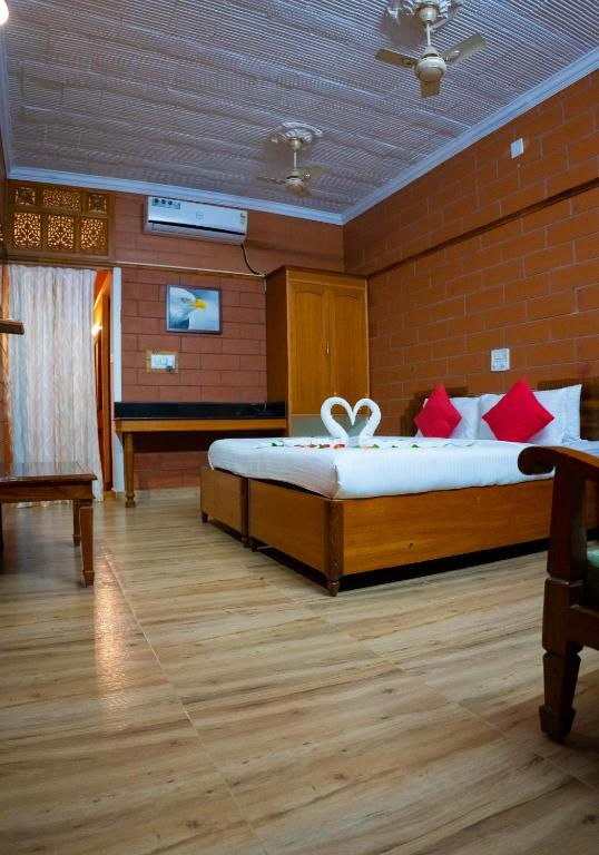 Postel nebo postele na pokoji v ubytování The Nest Inn Resort