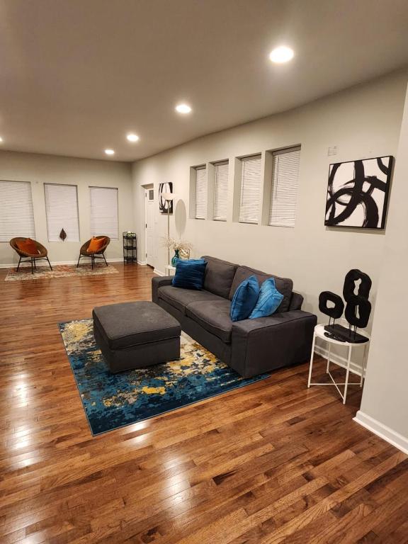 uma sala de estar com um sofá e um tapete em The Relaxation Oasis em Filadélfia