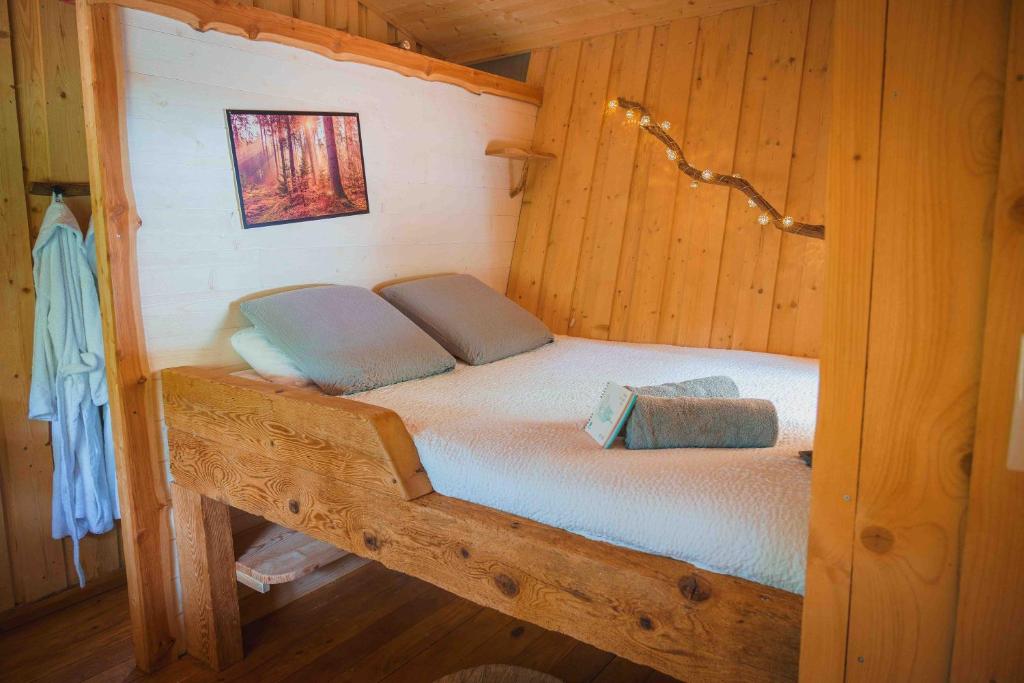 Postel nebo postele na pokoji v ubytování Les Cabanes du Val de Loue - Hébergements atypiques tout confort