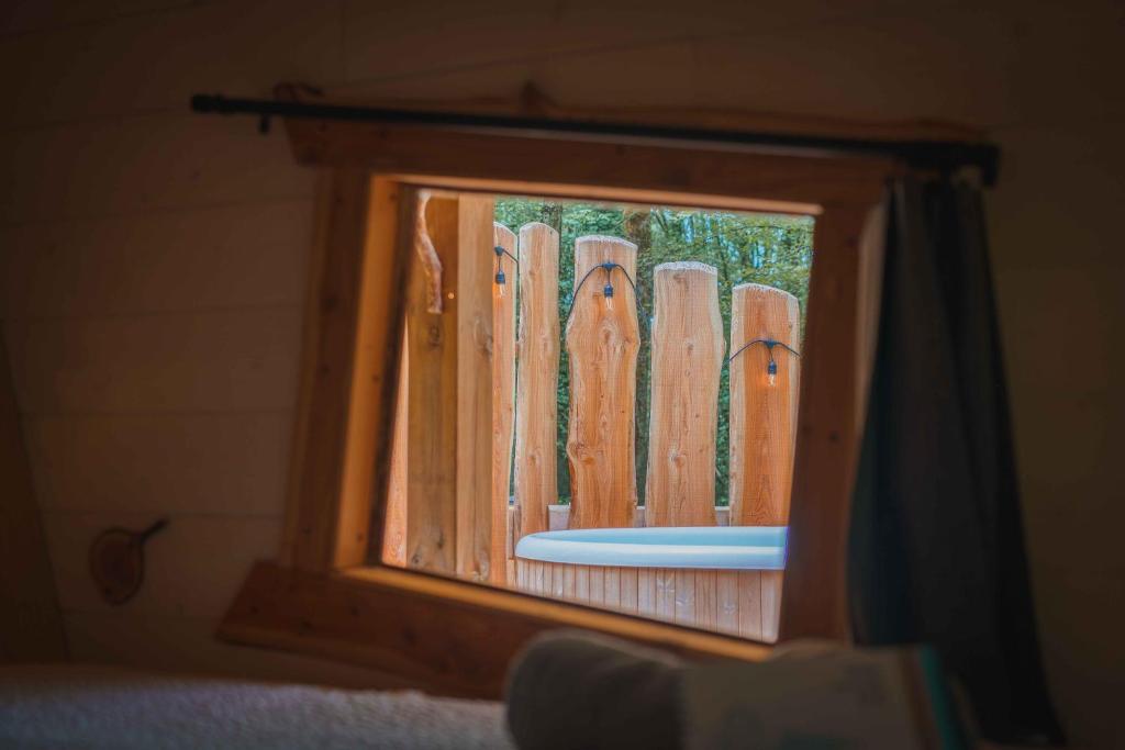 Postel nebo postele na pokoji v ubytování Les Cabanes du Val de Loue - Hébergements atypiques tout confort
