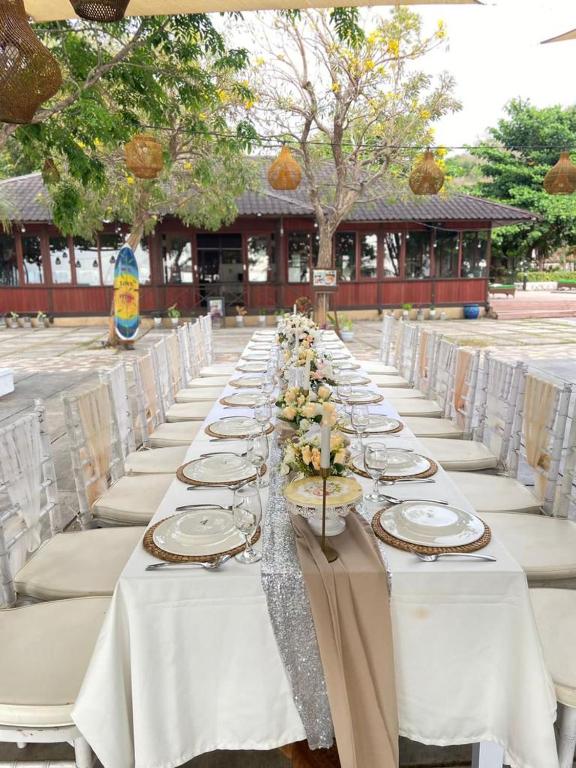 Un restaurante u otro lugar para comer en Sylvia Hotel & Resort Komodo