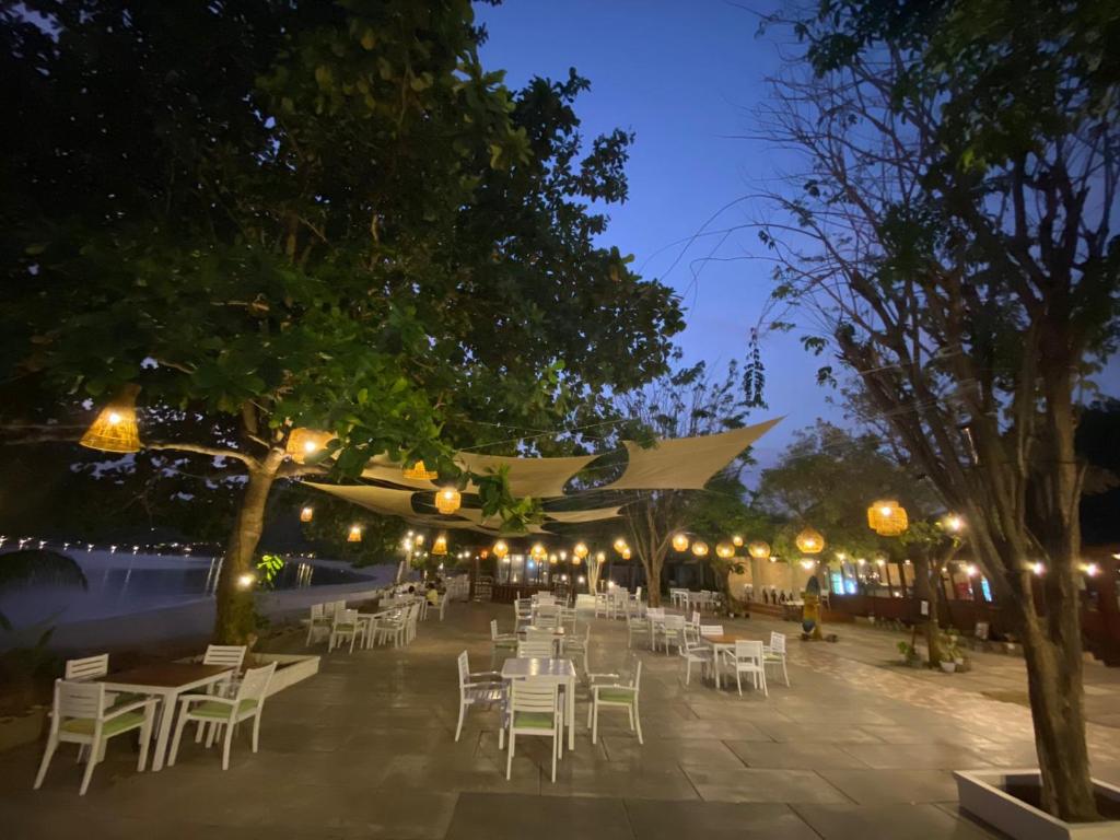 Un restaurante u otro lugar para comer en Sylvia Hotel & Resort Komodo