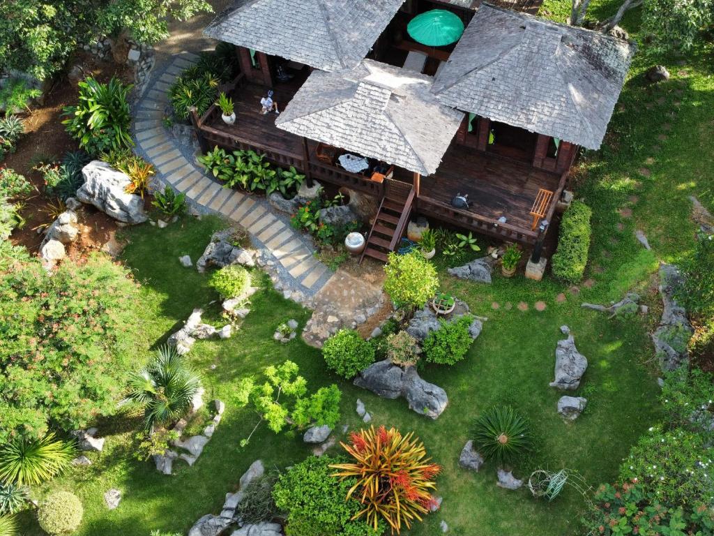 una vista aérea de una casa con jardín en Villa Noina Farmstay Thai house style, en Ban Nong Takhain