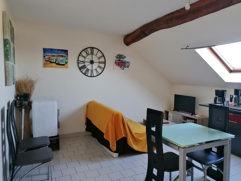 Appartement climatisé avec parking privé à Doué la fontaine - One-Bedroom Apartment