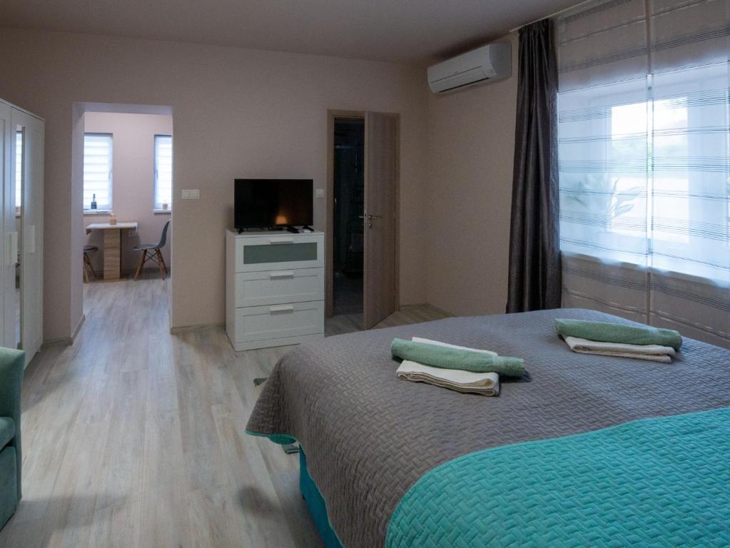 Łóżko lub łóżka w pokoju w obiekcie Bokor vendégház - Levendula apartman
