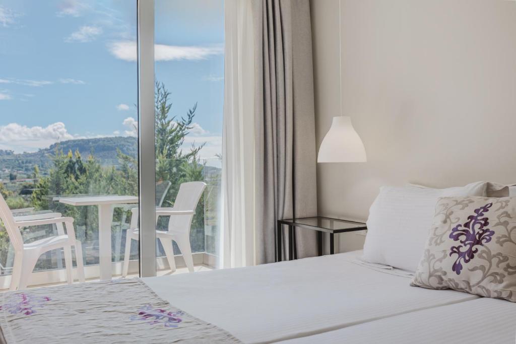 Postel nebo postele na pokoji v ubytování Sunrise Zante - Adults Only Hotel