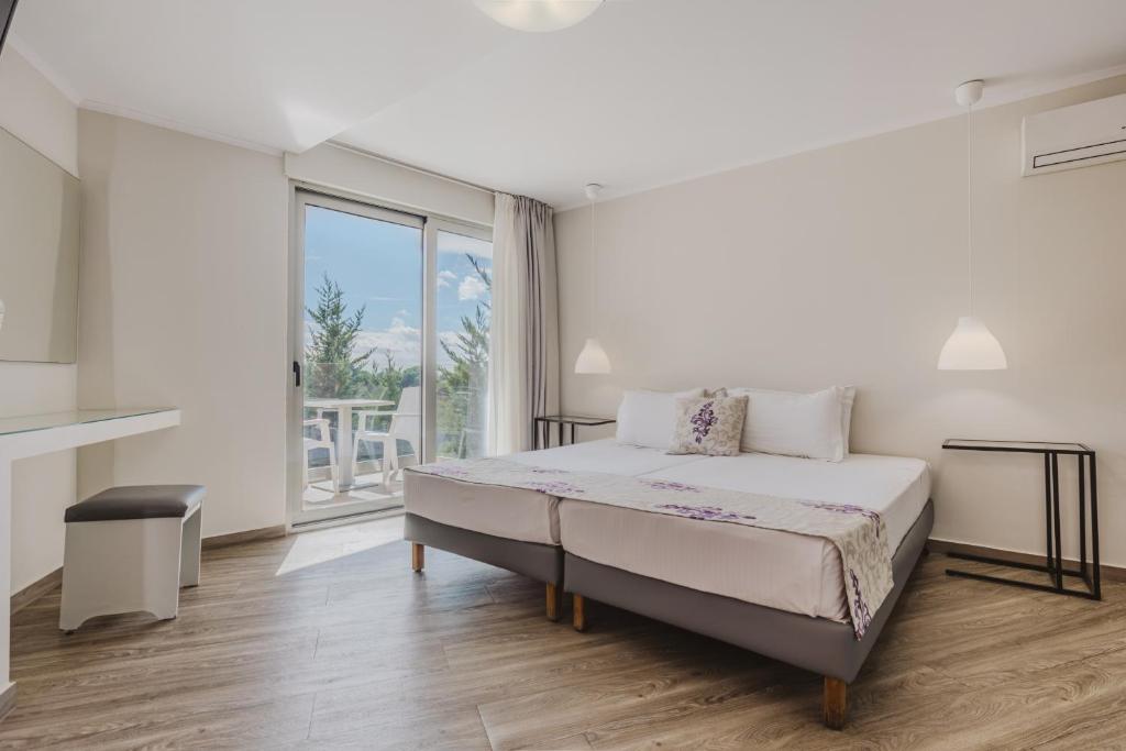 Postel nebo postele na pokoji v ubytování Sunrise Zante - Adults Only Hotel