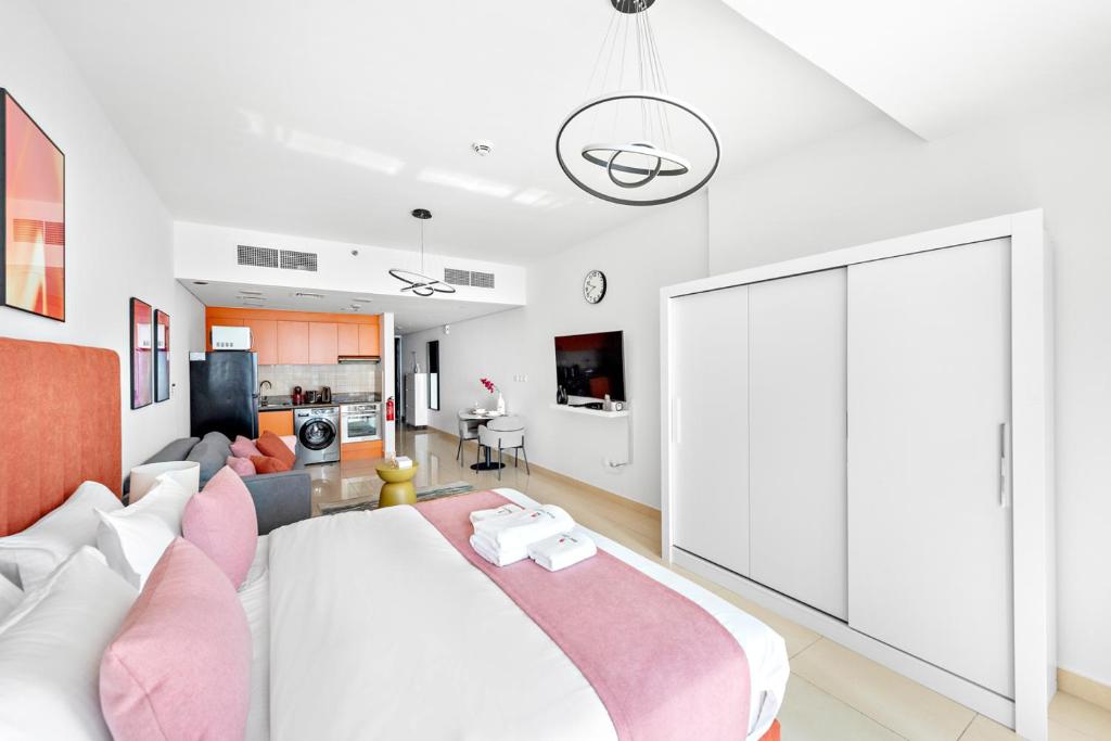 Postel nebo postele na pokoji v ubytování StoneTree - Modern Stylish Studio in JLT