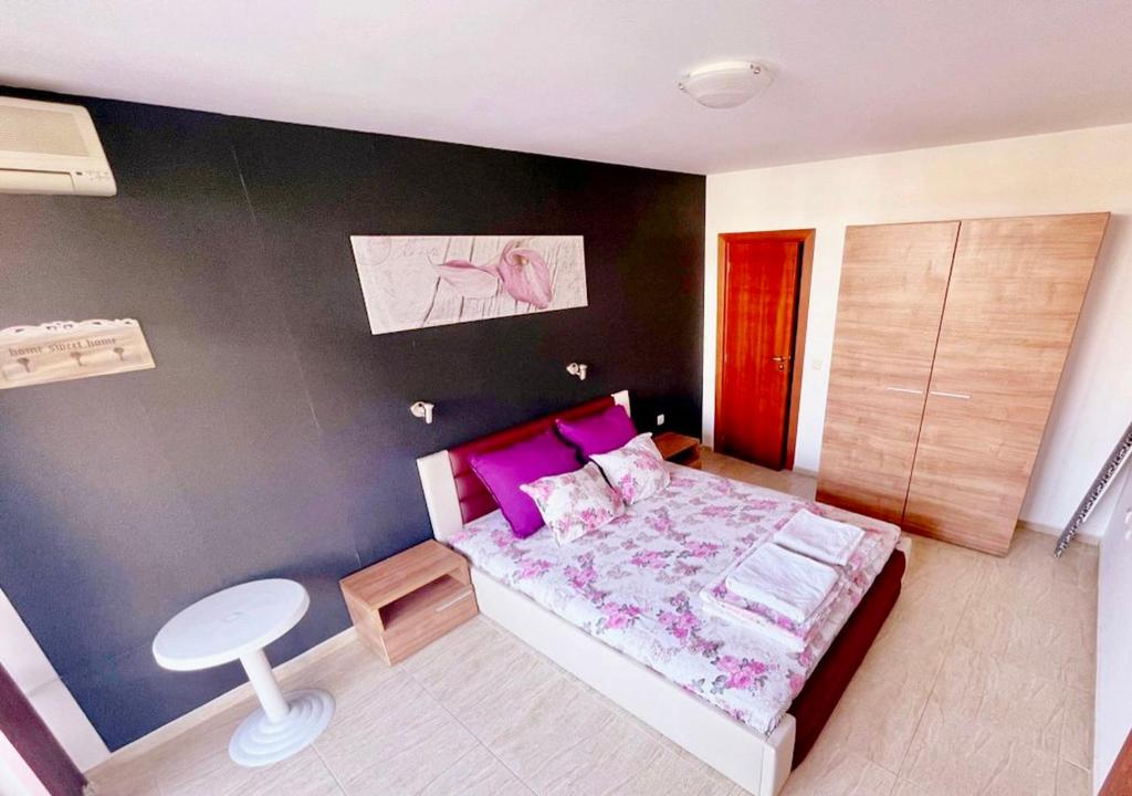 Postel nebo postele na pokoji v ubytování Cozy Mood Two-bed flat in Sunny Beach